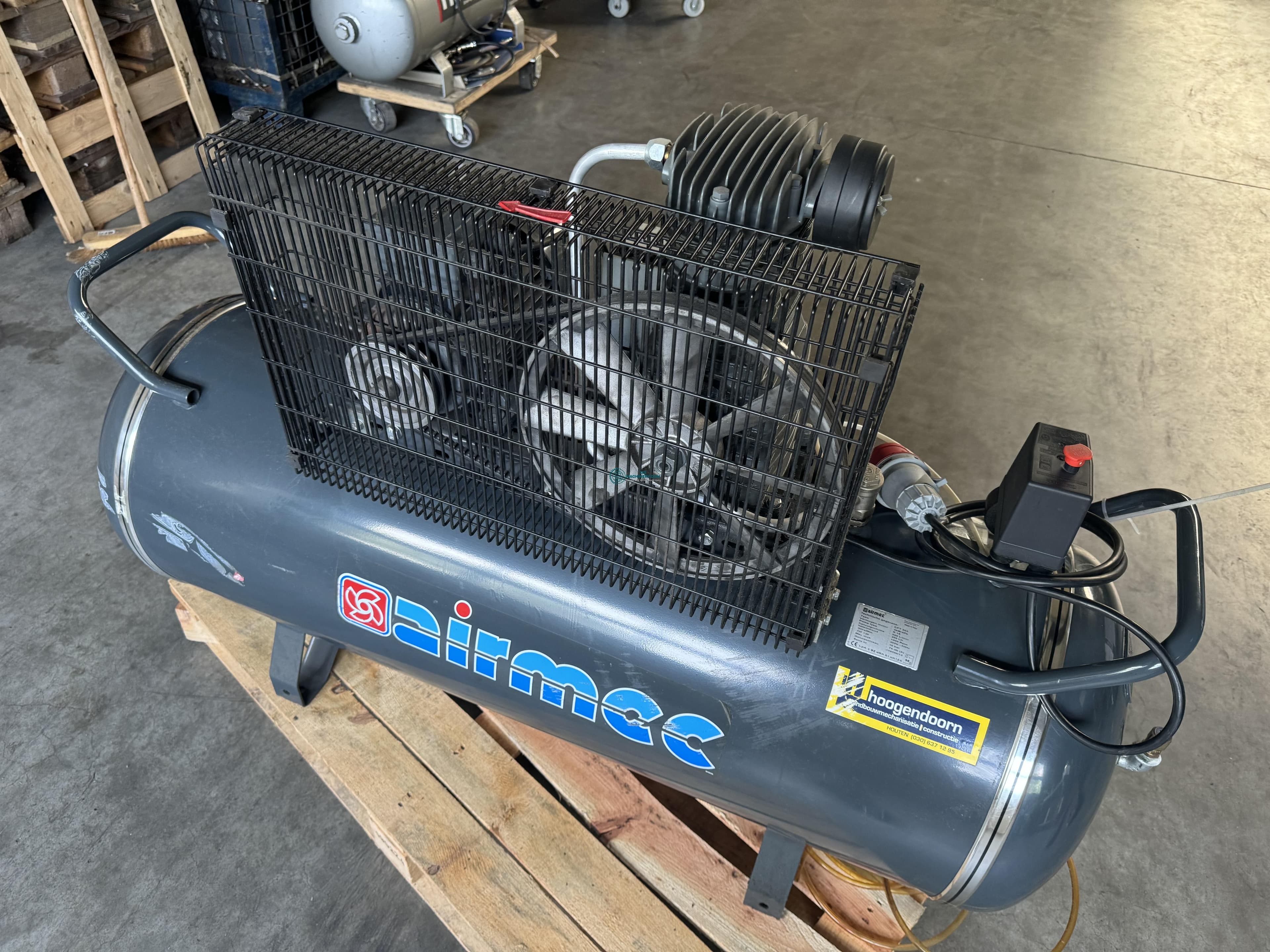 Compresor de Aer Industrial cu Butelie (200lt) - AIRMEC