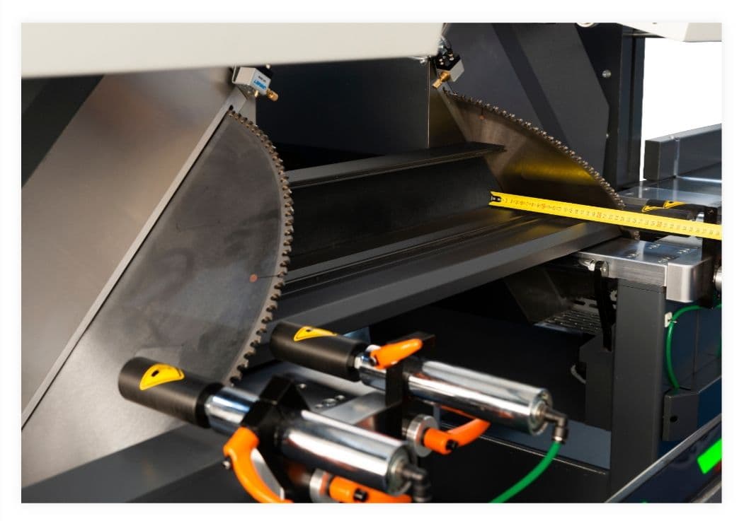 Masina de Debitat Profile Aluminiu & PVC (2 capete) cu Servomotor (Ø600mm) - DS631
